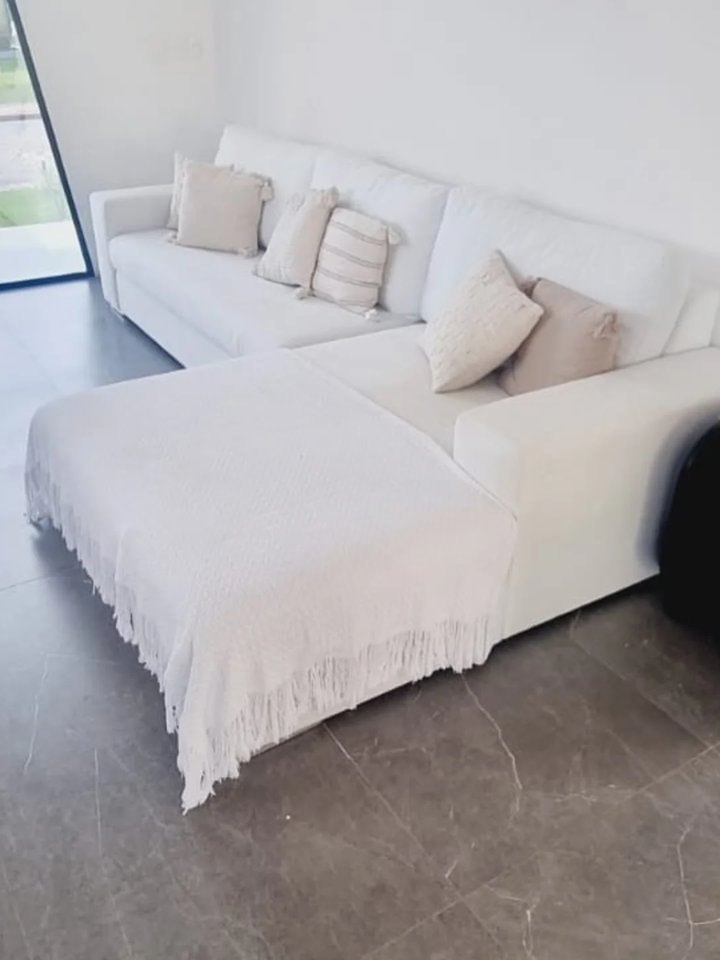 Sofá branco estofado com almofadas