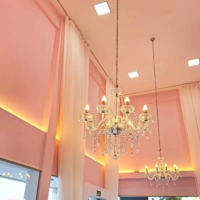Cortinas de voil em salão de festas com lustre