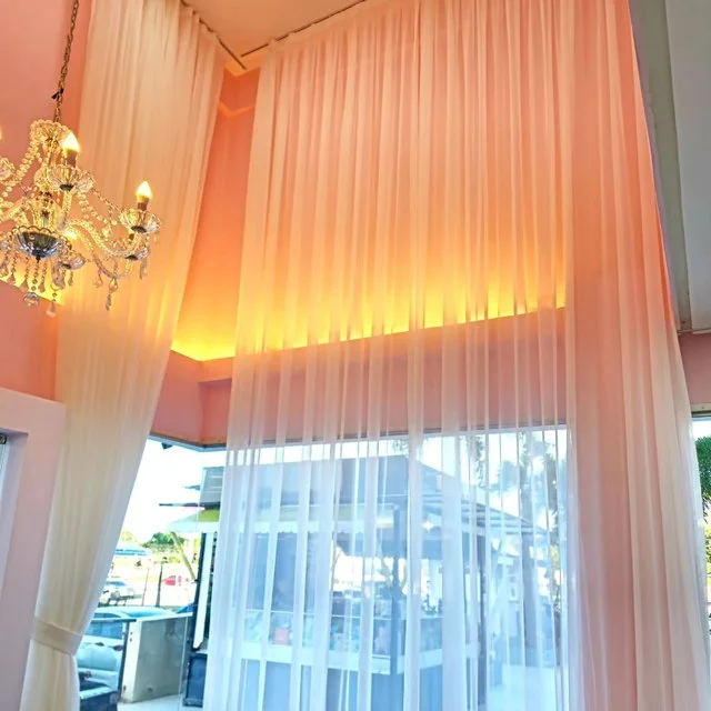 Cortina de linho com reflexo de espelho