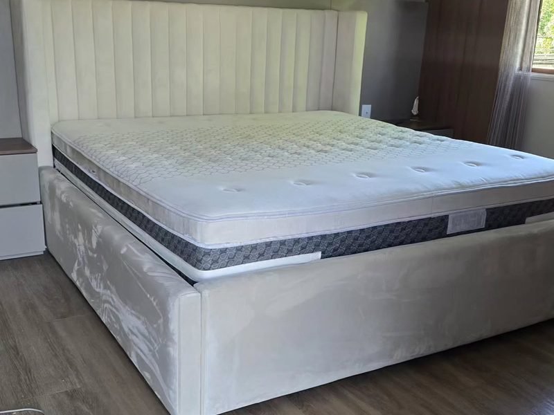 Cama de casal com base estofada