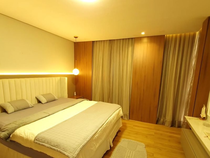 Quarto planejado com iluminação indireta