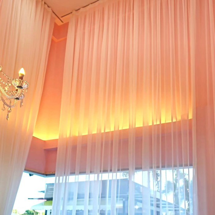 Cortinas de voil em salão de festas com lustre