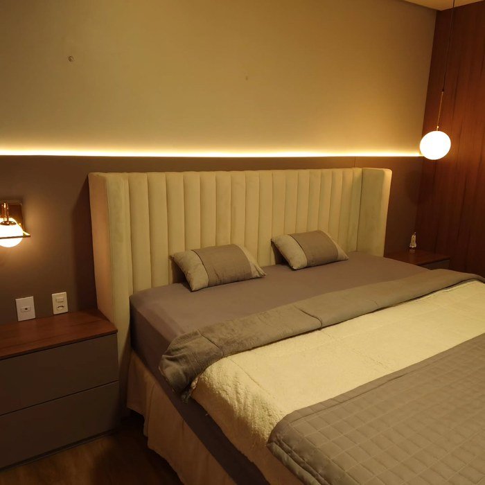 Cabeceira estofada em quarto planejado