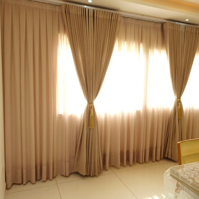 Cortinas clássicas em tom champagne com amarração